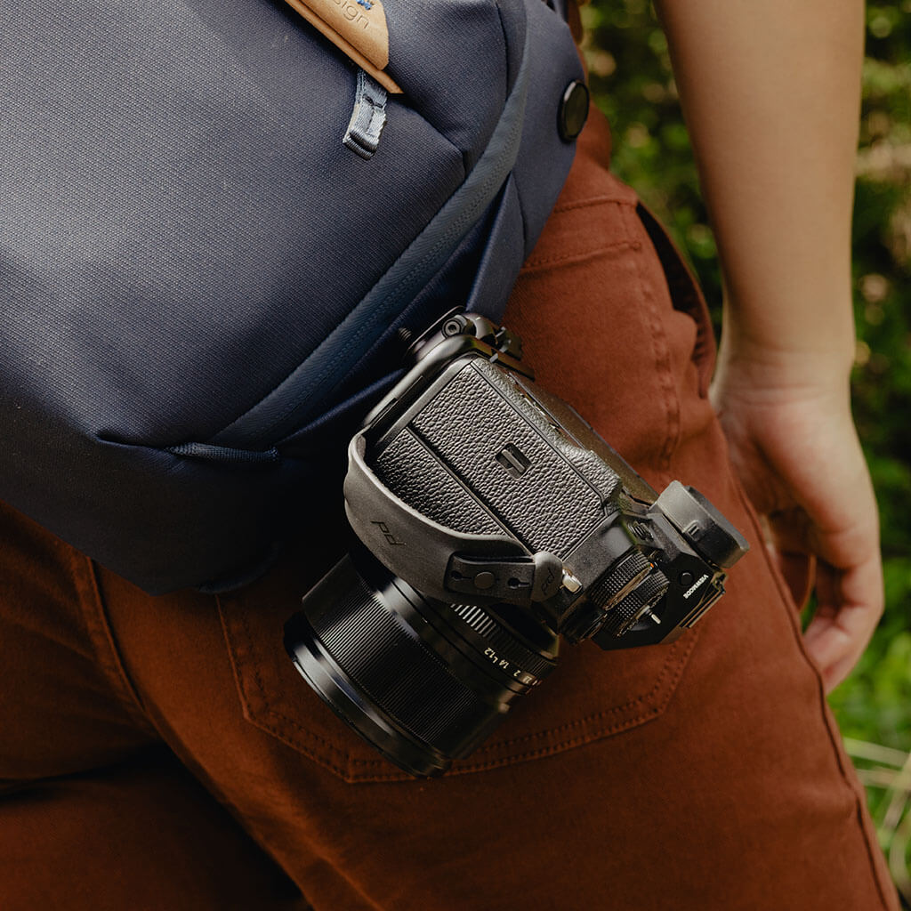 Clutch bag with online hand grip